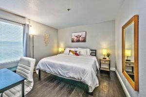 Lovely 2BR/2BA Condo 1mi From Strip w/ Views!, Лас-Вегас