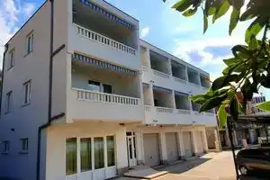 Apartments Ivan, Омис