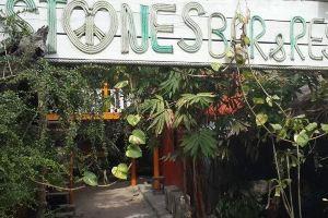 Stones Bar Dorm Rooms and Restaurant, Пхи Пхи