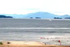 Large & Comfy Townhome. Fully Stocked. Filtered Lake views. Steps to the Beach!, Лейк-Джордж