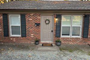 Charming 2-bedroom unit centrally located near the heart of downtown Greensboro, Гринсборо