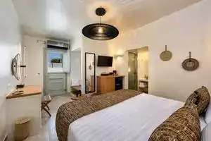 Hill Suites, Фира