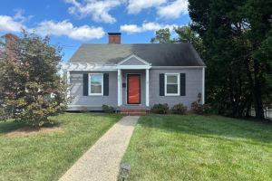 Inviting home in Lindley Park! Short walk to grocery, bars, cafes & coffee shop!, Гринсборо