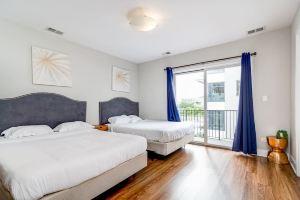Top Floor Haven with Free Parking and Family Comfort - Charming Escape, Чикаго