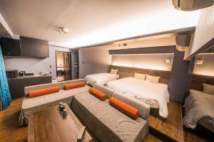 Hotel Brick, Наха