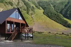 Mountain Serenity at cozy, Kazbegi Chalet, Казбеги