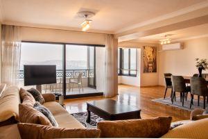 Spacious Flat with Sea View in İzmir Karsiyaka, Измир
