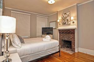 Stately on Cedar - Luxe 2-bedroom Beacon Hill apartment with AC, WiFi near MGH, Бостон