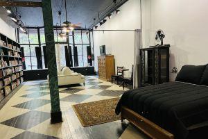 DOWN ON MAIN - a charming historic apartment in the heart of Eureka Springs, Юрика-Спрингс