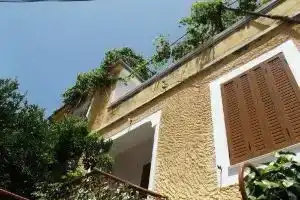 Dolphin Hostel, Саранда