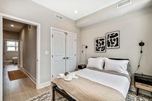 Modern Downtown 5BD/3BTH + Roof Deck - Sleeps 10, Филадельфия