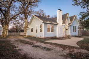 Charming Cottage with Hot Tub and Backyard Oasis - Inviting Getaway, Колледж-Стейшен