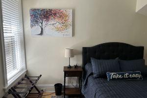 Stylish, Inviting 2-BR near Logan Square and Wrigley Field, Чикаго