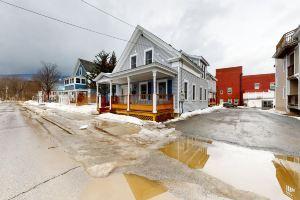 Remodeled condo with free WiFi & shared W/D - ski bus pickup across street, Ладлоу