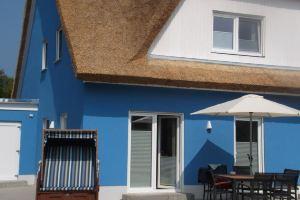 Reetkoje - thatched house with fireplace, sauna, WiFi - between Bodden and Baltic Sea, Бреге