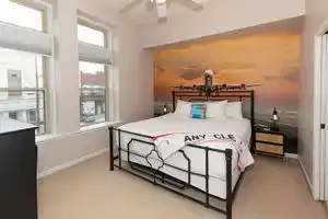 Spacious Living Area and Modern Kitchen - Stylish Urban Escape, Сандаскай