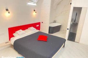 Red & Yellow Apartment Prestige, Львов