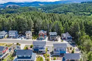 Ocean and Forest Views with Hot Tub - Elegant Beach Haven, Линкольн-Сити