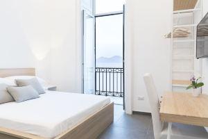 Lux B&B, Неаполь