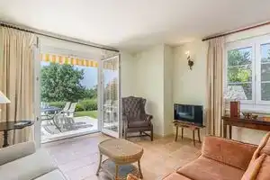 Family House in a Peaceful Location, with Private Pool and BBQ in Garden, Пореч