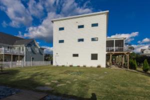 Contemporary home on canal w/elevator, dock, private washer/dryer, central AC, Вирджиния Бич