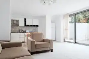 Comfy Flat w Patio 3 Min to Beach in Bodrum, Бодрум