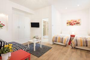 Cute Studio with Beautiful Balcony in the Center!, Загреб