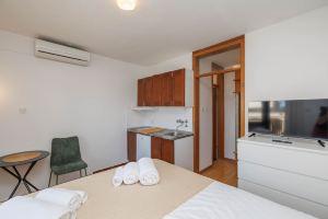 Cozy studio in Malinska-Dubašnica with Garden View, Малинска