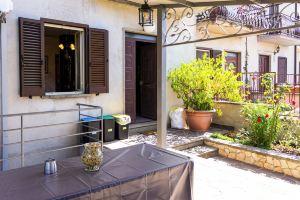 Home with Private Garden and Barbecue, Марта