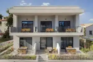 The 8 Suites, Полихроно