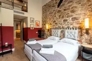 Issa Lesvos, Митилини