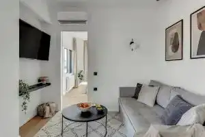 Sanders Arch - Humble 1-Bdr Apt w Balcony, Салоники