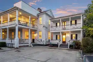 Stunning Suite with Tranquil Veranda and Amenities - Captivating Oasis, Чарлстон