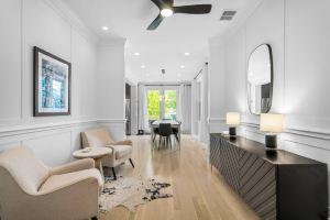 Gourmet Kitchen and Private Outdoor Space - Stylish Urban Retreat, Чикаго