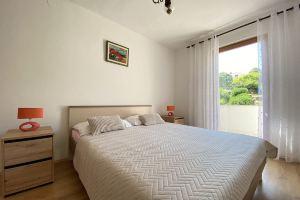 Apartment Almira with sea view, Крк