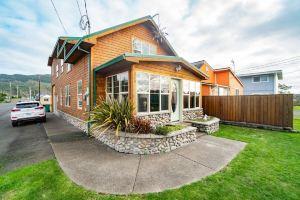 Cedar Lodge at Rockaway 4 Bedroom Home by Redawning, Рокуэй-Бич