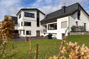 Modernes Split-Level Haus Nahe am Hennesee, Мешеде