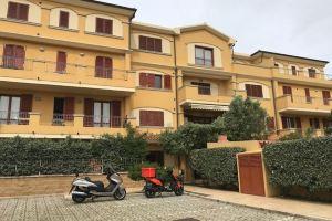 Three-room apartment with private garden 200 meters from Punta Tegge beach, Ла-Маддалена