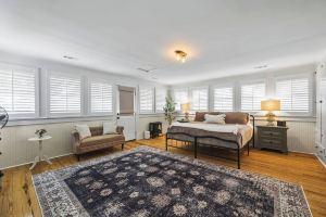Tower House Inn: Charming 3BD/2.5BA BNB w/Private Parking & Walk to Downtown, Юрика-Спрингс