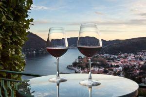 Apartment with fireplace and private terrace overlooking the beautiful panorama, Комо