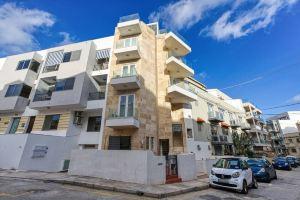 Spacious 3-bedroom apartment with WiFi, AC in beautiful Swieqi, Пемброк