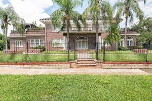RENOVATED LUXURY 6000 sqft Mansion in Downtown Orlando SLEEP 14 NEAR Theme Parks, Орландо