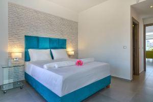 Beachfront Luxurious Villa with Private Pool 30m to Shops Restaurants, Плакиас