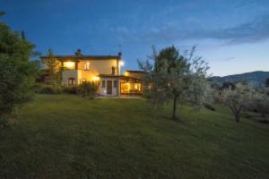 Old farmhouse surrounded by olive groves and near the village, max 2 adults, with pool, Монте-Сан-Савино