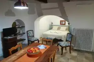 Trullo alleyway, central with private garden, Альберобелло