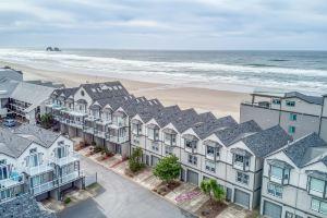 Oceanfront Escape with Stunning Southern Views - Luxurious Coastal Haven, Рокуэй-Бич