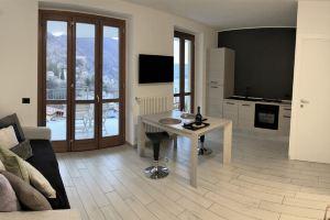 Sweet Island Cloud View _ Lakeview Pool, Terrace & Garden apartment, Ардженьо