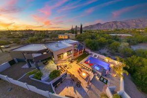 Backyard Oasis, Mountain Views, Resort Style Pool & Jacuzzi!, Тусон