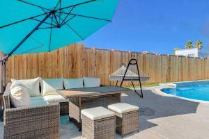 Sparkling Pool, Outdoor Games, and Relaxation Spot - Enchanting Oasis, Лас-Вегас