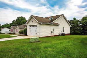 12 minutes to Wet 'n Wild Water Park! Family-sized 3 bedroom cozy happy home!, Гринсборо